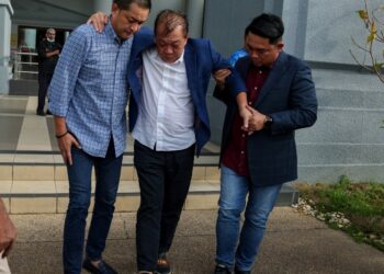 BUNG Moktar Radin dipapah ketika meninggalkan Mahkamah Sesyen Kuala Lumpur selepas sebutan kes rasuah pelaburan Felcra. UTUSAN/SHIDDIEQIIN ZON