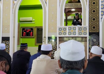 AHMAD Shukri Mat Akhir ketika menyampaikan khutbah Jumaat bertajuk Jenayah Komersial: Penipuan Dalam Talian atau Scammer di Masjid Tuan Hussin, Jalan Anak Bukit, Alor Setar.