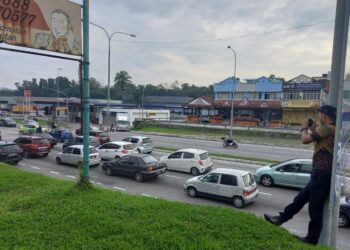 PENGUATKUASA JPJ berpakaian preman bagi melakukan penyamaran bergambar untuk mengesan kesalahan pengguna lalu lintas.-GAMBAR/IHSAN JPJ.