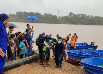 ANGGOTA polis dan penduduk kampung mengusung mayat mangsa ke tebing sungai sebaik ditemui, Sungai Kelantan, Machang, hari ini-UTUSAN/IHSAN POLIS.