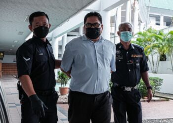 MUHAMMAD FUAD Jahaya mengaku tidak bersalah di Mahkamah Majistret, Ayer Keroh, Melaka atas pertuduhan secara bersama-sama melakukan gaduh gempar dengan memukul  antara satu sama lain. - UTUSAN/SYAFEEQ AHMAD