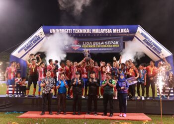 NUR AZMI Ahmad (dua dari kiri) mengiringi Mohd. Ali Mohd. Rustam dan bergambar bersama juara di Stadium UTeM, Durian Tunggal, Melaka. - UTUSAN/AMRAN MULUP