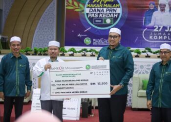 AHMAD Yahaya (dua kiri) menerima sumbangan dana pilihan raya daripada Ahli-ahli Parlimen Pas Kedah yang disampaikan melalui Ahli Parlimen Alor Setar, Afnan Hamimi Taib Azamudden di Kompleks Pas Kedah, Alor Setar.