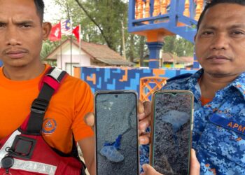 MOHD. Khairi Mat Hussin (kanan) bersama anggotanya menujukkan  gambar ubur-ubur jenis  Physalia physalis yang ditemukan di sekitar Pantai Irama, Bachok, Kelantan, hari ini. UTUSAN/TOREK SULONG.