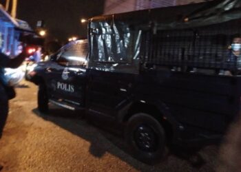 TRAK polis membawa mayat mangsa untuk bedah siasat di salah sebuah hospital di Kota Bharu, Kelantan.-UTUSAN/ROHANA MOHD. NAWI