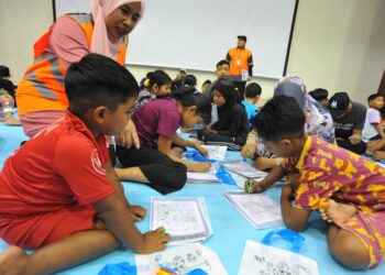 SEBAHAGIAN kanak-kanak mangsa banjir melakukan aktiviti melukis dan mewarna di PPS Politeknik Mersing, semalam.