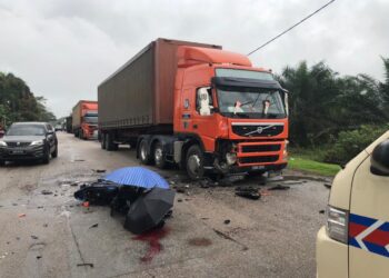 MAYAT kerani yang maut selepas motosikal ditunggangnya terbabas sebelum bertembung sebuah treler di Jalan Staponal-Batu Jong, Kuala Krai, Kelantan hari ini-UTUSAN/IHSAN POLIS
