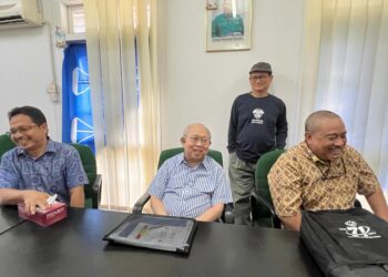 TENGKU Razaleigh Hamzah (duduk, tengah) semasa mempengerusikan Mesyuarat Jawatankuasa UMNO Bahagian Gua Musang di Bukit Cekati, Gua Musang, Kelantan semalam.UTUSAN/AIMUMI TUAN LAH