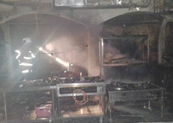 ANGGOTA bomba berusaha memadamkan kebakaran lima buah gerai makan di Medan Selera Kendong, Rembau, awal pagi tadi.-GAMBAR/IHSAN BOMBA.