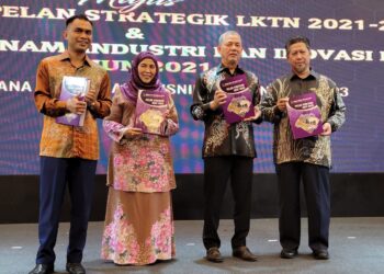 FADILLAH Yusof (dua dari kanan) menunjukkan dokumen Pelan Strategik LKTN 2021 - 2025 yang dilancarkan di Kota Bharu, Kelantan sebentar tadi-UTUSAN/MUSTAQIM MOHAMED