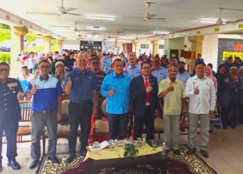 AMINUDDIN Harun (baris depan, empat dari kiri) bergambar bersama tetamu dan guru-guru dan pelajar SMK Pedas pada Majlis Apresiasi Tingkatan 5 SPM 2022 dan Karnival Keusahawanan di SMK Pedas, Rembau hari ini.-UTUSAN/ NOR AINNA HAMZAH.