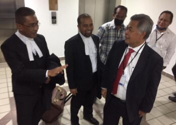AHMAD Said (kanan) memperkata sesuatu kepada Takiyuddin Hassan (kiri) selepas sesi pendengaran bantahan awal petisyen PRU15 bagi Parlimen Marang di Mahkamah Tinggi Kuala Terengganu. - UTUSAN/TENGKU DANISH BAHRI TENGKU YUSOFF