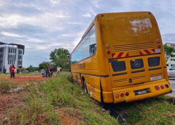 SEBUAH bas sekolah terbabas di Lebuh AMJ berhampiran Taman Malinja, Melaka. - UTUSAN/SYAFEEQ AHMAD