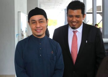 PU Azman ditemani peguamnya, Mohamad Zahid pada prosiding sebutan semula kes amang seksual di Mahkamah Sesyen Seremban hari ini.-UTUSAN/NOR SHAFAWATI YUP.