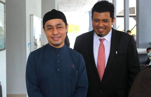 Peguam PU Azman cadang kemuka representasi - Utusan Malaysia