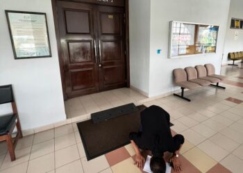 SEORANG aktivis politik melakukan sujud syukur selepas dilepaskan dan dibebaskan di Mahkamah Sesyen Seremban hari ini atas pertuduhan amang seksual terhadap anak perempuan dan anak tirinya pada tahun 2018 dan 2019.-UTUSAN/NOR SHAFAWATI YUP.