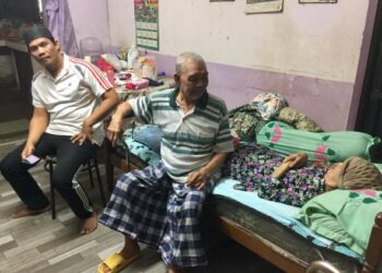 MOHD. Saifullizan Abdullah (kiri) menjaga ibu, Senayah Embong dan ayahnya,  Abdullah Mohamad di Kampung Losong Haji Awang, Kuala Terengganu. – UTUSAN/TENGKU DANISH BAHRI TENGKU YUSOFF