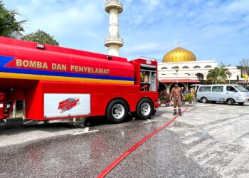 ANGGOTA bomba menghantar bantuan bekalan air ke Masjid Taman Rasa Jaya bagi urusan memandikan jenazah selepas beberapa kawasan di daerah Seremban mengalami gangguan bekalan air sejak semalam.-UTUSAN/ZAKKINA WATI AHMAD TARMIZI.
