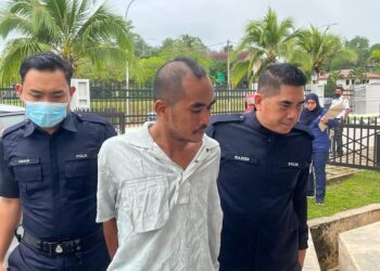 MOHD. Shamsuri Rokman Yusuf (tengah) dipenjara 15 bulan selepas memukul isterinya menggunakan topi keledar dalam kejadian di Gua Musang, Kelantan.-UTUSAN/AIMUNI TUAN LAH