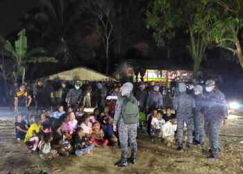 SEBAHAGIAN warga asing yang ditahan dalam serbuan yang dilakukan pihak Jabatan Imigresen Malaysia di sebuah penempatan haram warga asing di Nilai, Seremban, awal pagi 1 Februari lalu.-GAMBAR/JABATAN IMIGRESEN MALAYSIA.