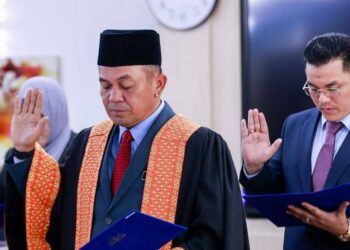 SHADAN Othman mengetuai angkat sumpah jawatan PBT di Pejabat Ketua Menteri di Seri Negeri, Ayer Keroh, Melaka.