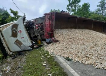 TRELER muatan batu kerikil terbalik Jalan Gua Musang-Jeli dekat Rancangan Kemajuan Tanah (RKT) Kesedar Sungai Terah, Gua Musang, Kelantan.-UTUSAN/AIMUNI TUAN LAH