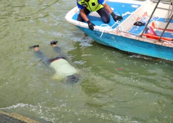 MAYAT lelaki ditemukan terapung di Sungai Melaka berhampiran Kampung Morten, Melaka. - UTUSAN/RASUL AZLI SAMAD