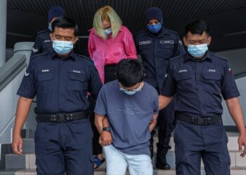 SEPASANG suami isteri didakwa di Mahkamah Majistret, Ayer Keroh, Melaka atas pertuduhan mengedar pelbagai jenis dadah. - UTUSAN/SYAFEEQ AHMAD