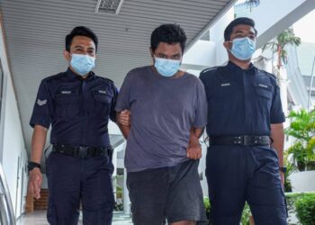 TERTUDUH dijatuhi hukuman tujuh tahun penjara dan dua sebatan selepas didapati bersalah di tiga mahkamah berasingan di Melaka. - UTUSAN/SYAFEEQ AHMAD