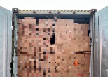 KONTENA berisi aiskrim China yang dirampas di Pelabuhan Barat, Klang, Selangor.