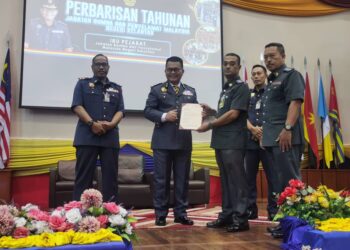 ZAINAL MADASIN (dua dari kiri) menyampaikan sijil penghargaan kepada anggota selepas merasmikan program Perbarisan Tahunan JBPM Kelantan di Ibu Pejabat JBPM, Tunjong, Kota Bharu, Kelantan hari ini-UTUSAN/ROSALWANI CHE SOH.