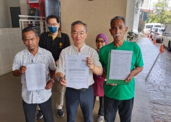 KHOO Poay Tiong (depan, tengah) bersama wakil NGO dan penduduk menunjukkan surat bantahan laporan EIA yang dihantar ke Pejabat JAS di Menara Persekutuan di Ayer Keroh, Melaka. - UTUSAN/MUHAMMAD SHAHIZAM TAZALI