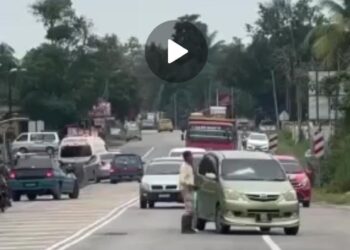 TANGKAP layar yang menunjukkan seorang lelaki mengamuk berhampiran simpang Jeram Pasu-Telipot, Pasir Puteh, Kelantan hari ini.-UTUSAN