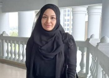 EMILIA Hanafi hadir di Mahkamah Majistret Kuala Lumpur bagi perbicaraan kes pukul melibatkan bekas suaminya S.M Faisal S.M Nasimuddin. -  UTUSAN/NORLIZAH ABAS