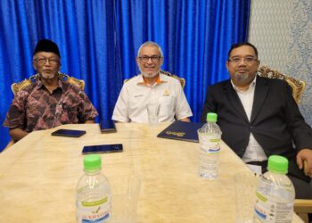 KHALID Abdul Samad (tengah) kepimpinan Amanah Kelantan semasa sidang media di Kubang Kerian, Kota Bharu, Kelantan hari ini-UTUSAN/MUSTAQIM MOHAMED