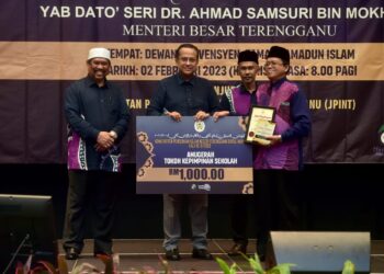 AHMAD Samsuri Mokhtar (dua kiri) menyampaikan anugerah kepada tokoh agamawan sempena Konvensyen Pendidikan Islam Negeri Terengganu dan Majlis Penyampaian Anugerah Pendidikan Islam Negeri Terengganu Tahun 2022 di Kuala Terengganu.