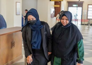 EMILIA Hanafi (kiri) hadir di Mahkamah Majistret Kuala Lumpur bagi perbicaraan kes pukul melibatkan bekas suaminya S.M Faisal S.M Nasimuddin. - UTUSAN/AMIR KHALID