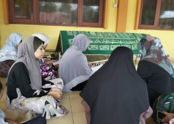 NURUL Nazatul Ain Muhaimin (kiri) bersama ahli keluarganya mengiringi jenazah Mohd. Mohaimi untuk solat jenazah di Masjid Al-Falah Tok Sangkut, Kampung Tok Pasir Mas Kelantan-UTUSAN/FOTO ROHANA ISMAIL.