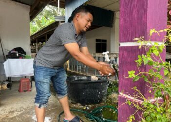 SEORANG penduduk terpaksa menggunakan air tandak selepas bekalan air AKSB terputus di Kampung RKT Kesedar Renok Baru, Gua Musang, Kelantan-UTUSAN/AIMUNI TUAN LAH