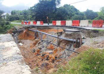 KEADAAN jalan yang mendap selepas kejadian banjir di Kampung Batu 9, Ibok, Kemaman, Terengganu. semalam. – MINGGUAN/NIK NUR IZZATUL HAZWANI NIK ADNAN
