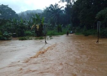 KEADAAN jalan perhubungan yang ditenggelami air di Kampung Aring 5, Gua Musang, Kelantan, semalam-UTUSAN/ IHSAN PENDUDUK ORANG ASLI