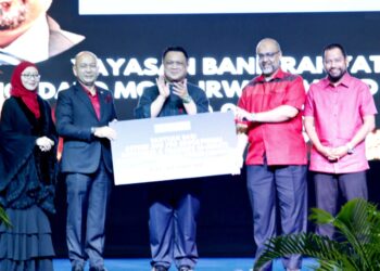 MOHD. Irwan Mohd Mubarak dan Pengurus Besar YBR, Syaiful Rizal Abdul Ghani menyerahkan sumbangan program A-Heart kepada Naib Canselor Unimap, Prof. Ts. Dr. Zaliman Sauli sambil disaksikan Raja Muda Perlis yang juga Canselor Unimap, Tuanku Syed Faizuddin Putra. - IHSAN YBR