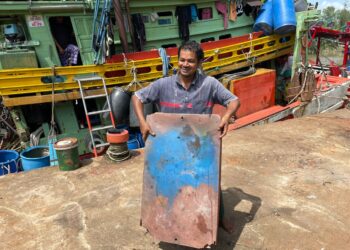 MAYAKI Mat Ming menunjukkan saiz penutup tong ikan yang menjadi penyelamat ketika bot karam di Pengkalan Petah, Bachok, Kelantan, hari ini. UTUSAN/TOREK SULONG