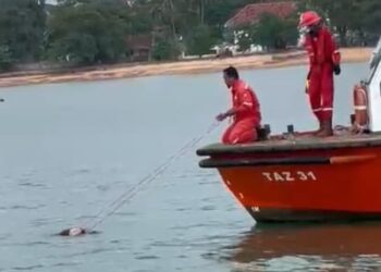 TANGKAP layar video tular di media sosial memaparkan mayat terapung di tengah laut sebelum dibawa ke darat dalam kejadian berhampiran Jeti Penumpang Port Dickson, semalam.