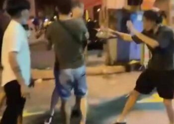 TANGKAP layar Pergaduhan yang dimuatkan dalam rakaman video pada 23 Januari lalu di hadapan Pasar Bentong di Bentong, Pahang. - FOTO/IHSAN IPD BENTONG