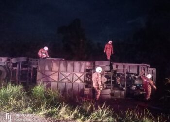 ANGGOTA melaksanakan operasi menyelamatkan mangsa dalam kejadian kemalangan melibatkan sebuah bas persiaran yang membawa pelajar MRSM dan guru di Kilometer 19 Jalan Bilut-Raub di Bentong, Pahang.