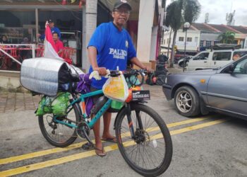 MUHAMAD Yusuf ketika ditemui pemberita di Senawang, Seremban hari ini dalam misi kayuhan basikalnya ke Mekah, Arab Saudi bagi menunaikan haji.-UTUSAN/BADRUL HAFIZAN MAT ISA.