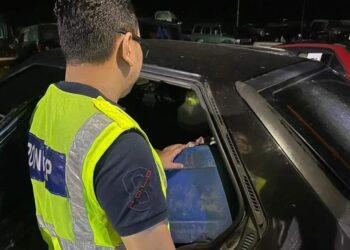 ANGGOTA penguat kuasa KPDN Kelantan memeriksa tong jerikin yang mengandungi petrol dipercayai untuk tujuan penyeludupan selepas menahan sebuah kereta di Kampung Palekbang, Tumpat, Kelantan malam tadi-UTUSAN/IHSAN KPDN KELANTAN