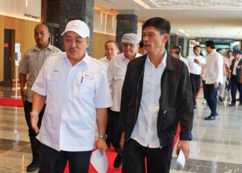 HAJIJI Noor (kiri) bersama bekas Presiden Gagasan Rakyat, Stephen Jimbangan semasa tiba pada EGM Gagasan Rakyat di Kota Kinabalu hari ini.