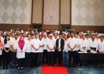HAJIJI Noor bersama barisan Ahli Majlis Tertinggi Gagasan Rakyat yang baharu dilantik selepas EGM Gagasan Rakyat di Kota Kinabalu hari ini.